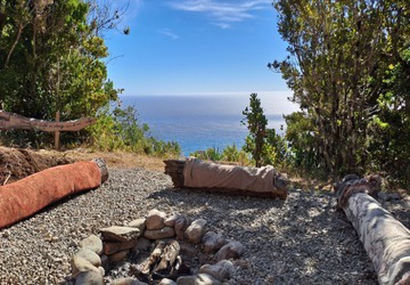 Fogón frente al océano mostrando áreas compartidas en Ko Glamping durante el día.