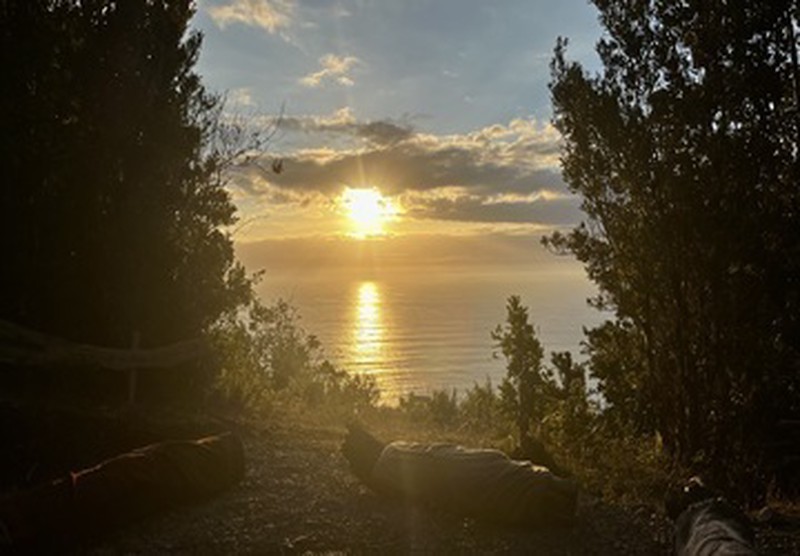 Atardecer desde fogón-mirador en Ko Glamping, sol poniéndose sobre el océano.