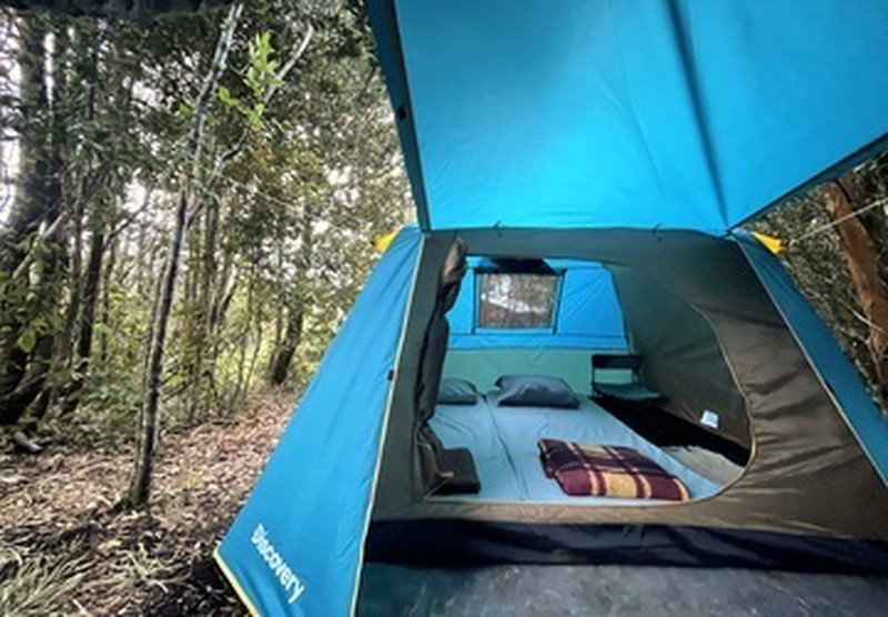 Carpa de glamping completamente equipada lista para huéspedes en Ko Glamping.