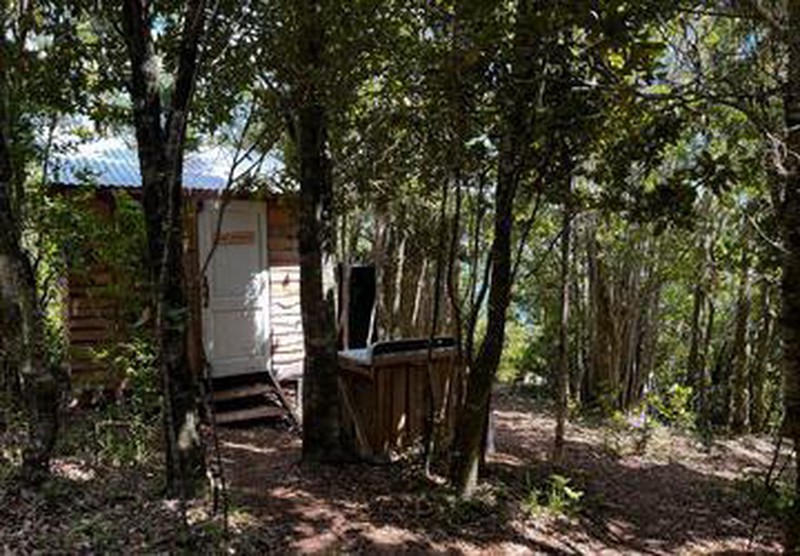 Cabina de baño seco y lavaplatos integrada al bosque de Ko Glamping.