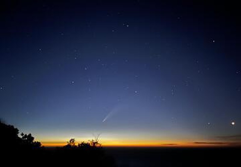 Cielo nocturno despejado sobre Ko Glamping, estrellas y cometa Atlas visibles.