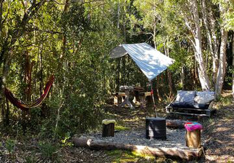 Zona de picnic y fogón privados del Refugio Pewma en Ko Glamping.